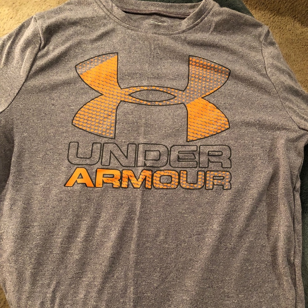 Under Armor shirt-boys size small-like new-no mark